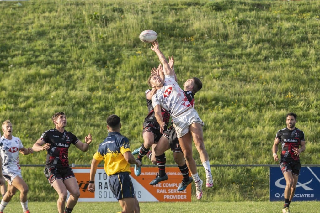 Harry Sayers contests the kick-off with Samurai in the cup final of the UK Super Sevens Series first round at Newbury. Photo: HKRU