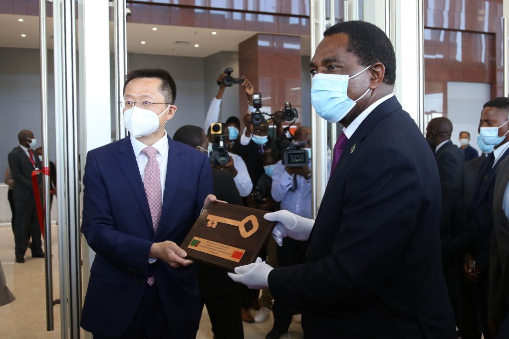 Zambian President Hakainde Hichilema (right) receives the symbolic key to the China-funded Kenneth Kaunda International Conference Centre from Chinese ambassador Du Xiaohui, in Lusaka on May 31. Photo: Xinhua