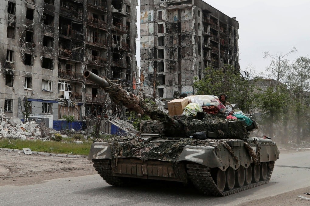 Service members of pro-Russian troops drive a tank along a street past a destroyed residential building in the town of Popasna in the Luhansk region on May 26. Photo: Reuters