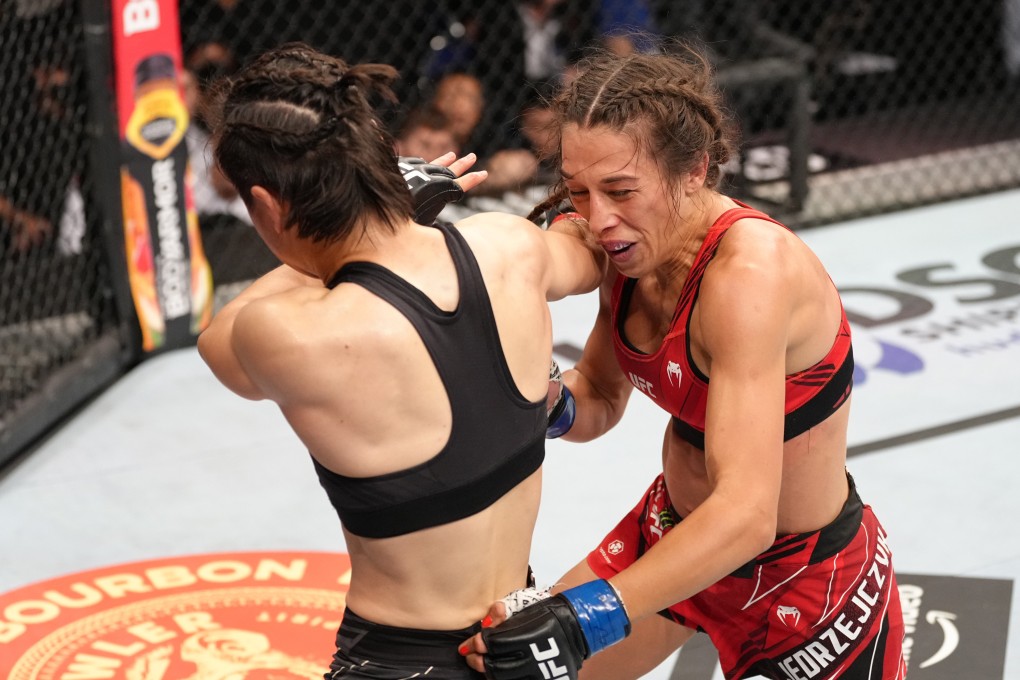 Zhang Weili of China knocks out Joanna Jedrzejczyk with a spinning back fist in a flyweight fight at UFC 275 at Singapore Indoor Stadium on June 12, 2022. Photo: Zuffa LLC