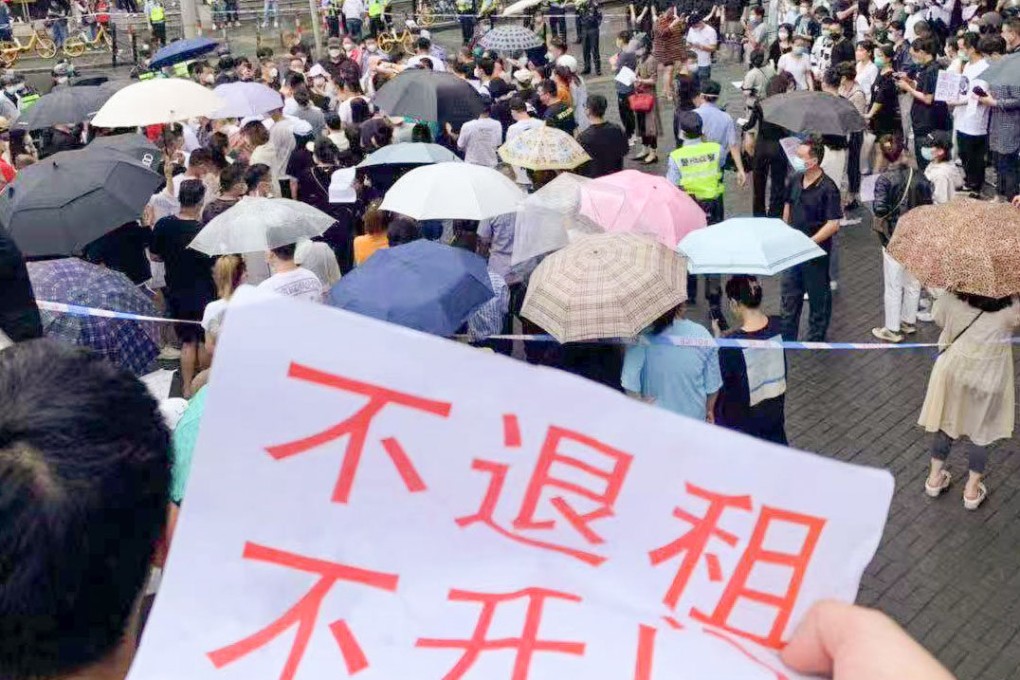 Tenants protest landlords’ reluctance to offer them rent relief at the Qipu Road Clothing Market in Shanghai on the morning of June 13, 2022. Photo: Handout