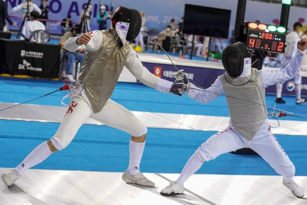 Ryan Choi (left) has an outstanding performance against the Koreans but could not save Hong Kong from defeat as they lost 45-42 in the men’s team foil semi-finals at the Asian Championships in Seoul. Photo: FIE