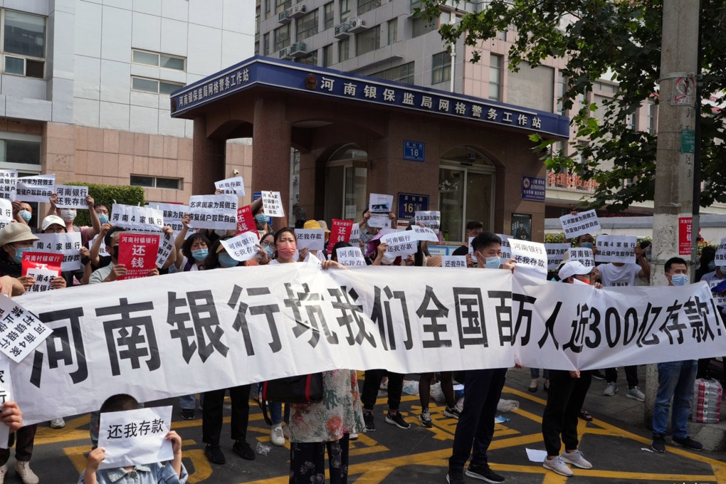 Depositors protest in front of the Henan branch of the China Banking and Insurance Regulatory Commission, demanding their money back after their funds were frozen. Photo: Weibo