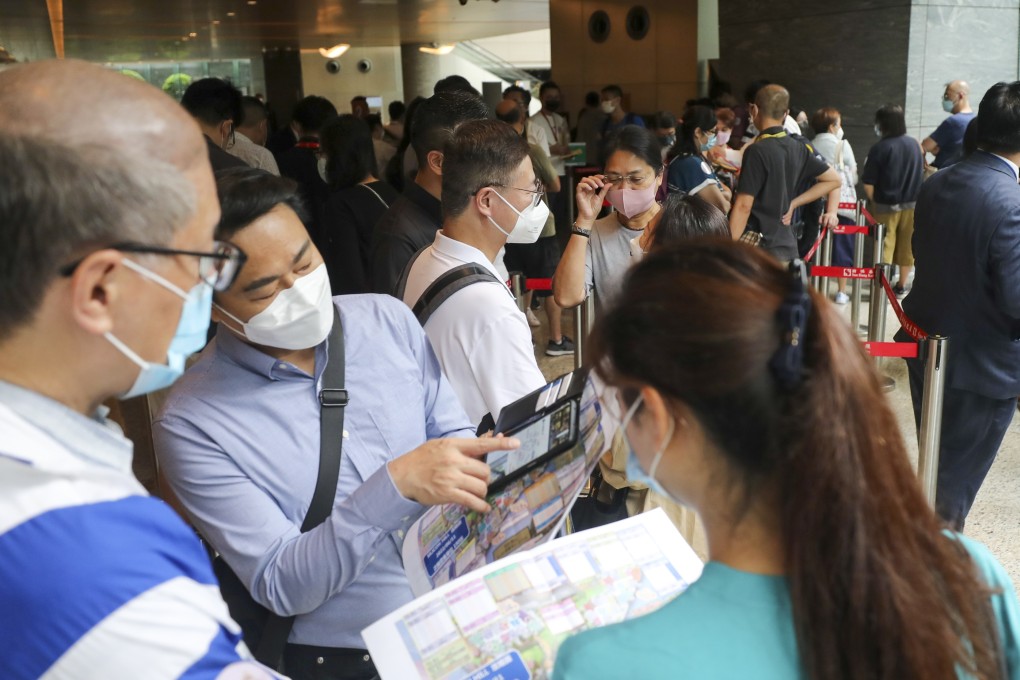 Buyers of Sun Hung Kai Properties (SHKP)‘s Silicon Hill flats in Tai Po line up at the developer’s sales office in at the ICC on 11 June 2022. Photo: Xiaomei Chen