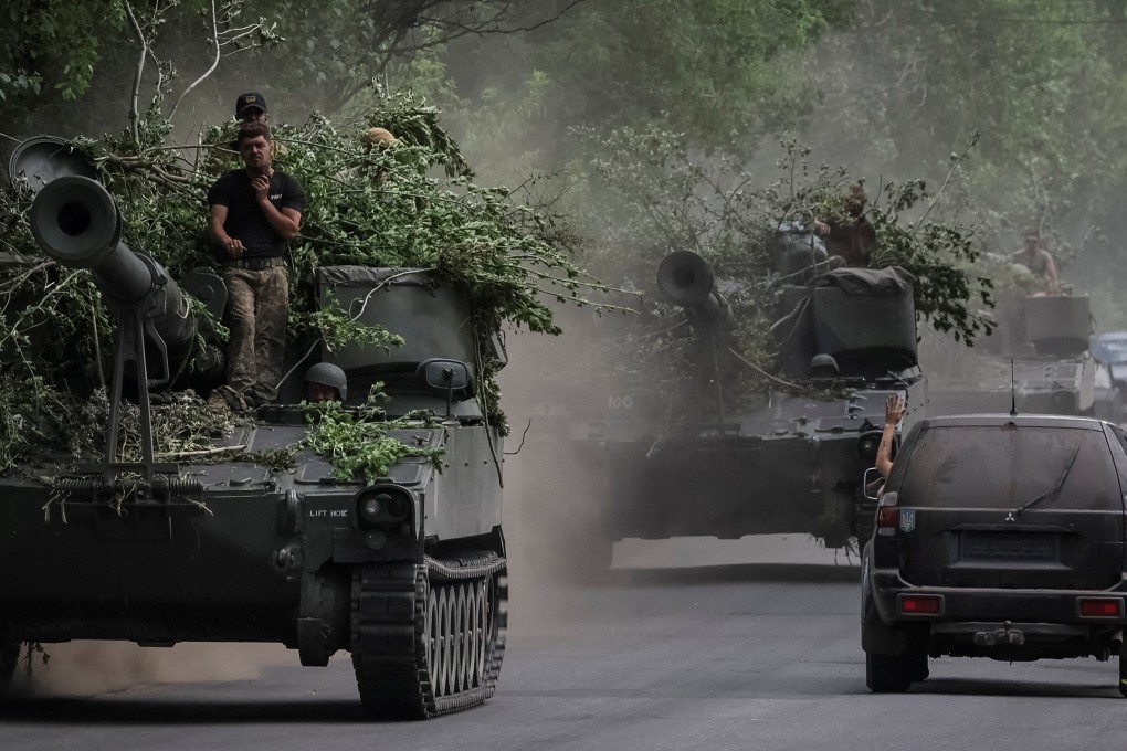 Ukrainian servicemen ride American 155mm turreted self-propelled howitzers in Donetsk region, Ukraine. Photo: Reuters