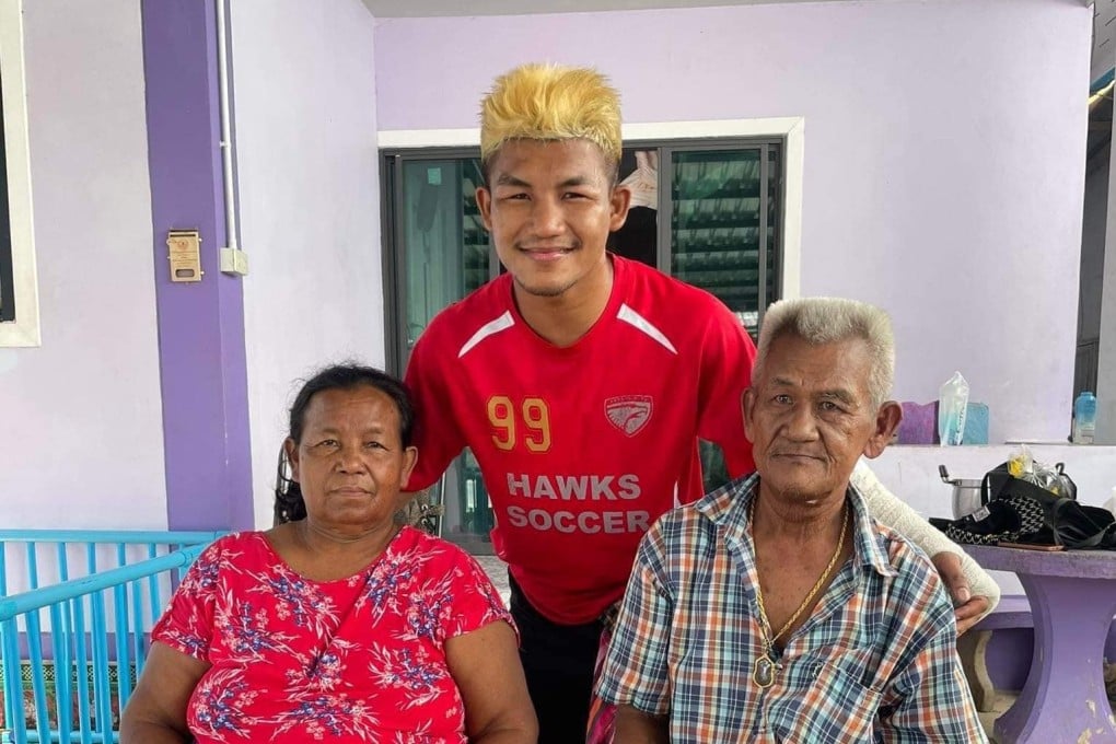 Muay Thai champion Rodtang Jitmuangnon poses for a photo with his parents in Thailand. Photo: Facebook/Rodtang Jitmuangnon