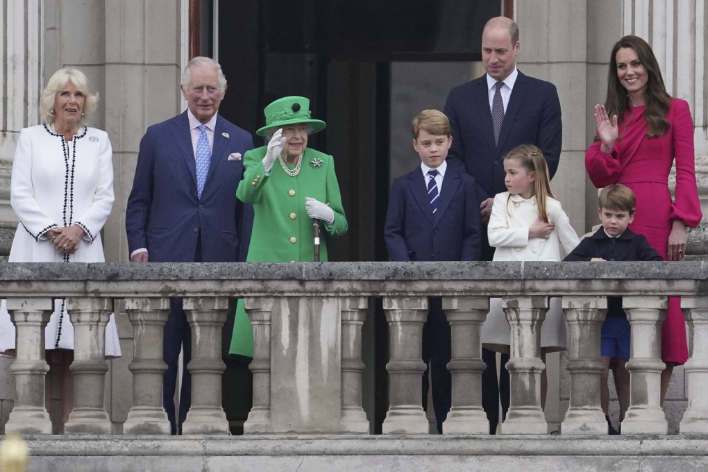 Queen Elizabeth and other members of the British royal family appear on the balcony of Buckingham Palace during the Platinum Jubilee Pageant on June 5 to mark her 70 years on the throne. Photo: AP/Pool