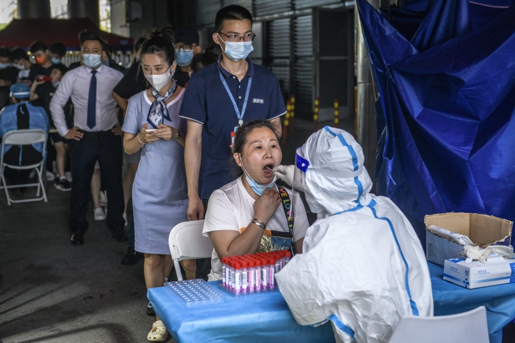 People line up for nucleic acid testing at a temporary Covid-19 testing site on June 6, 2022 in Shenzhen, China. Photo: Getty Images