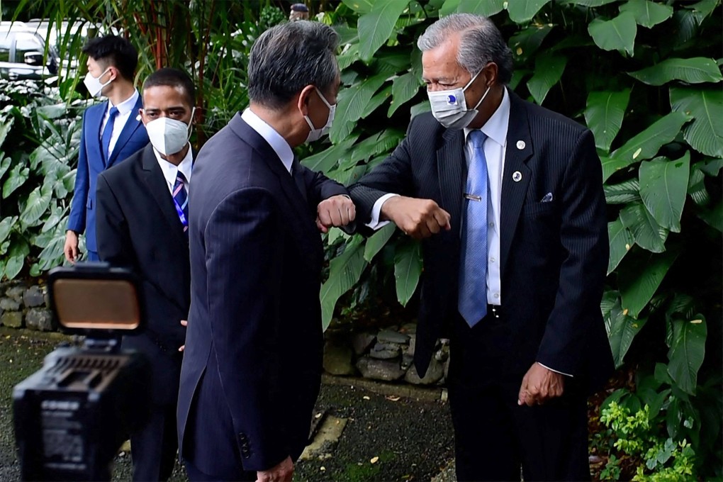 Pacific Islands Forum secretary general Henry Puna (right) greets Chinese Foreign Minister Wang Yi before a meeting in Fiji’s capital city of Suva on May 29. Photo: Pacific Islands Forum/AFP