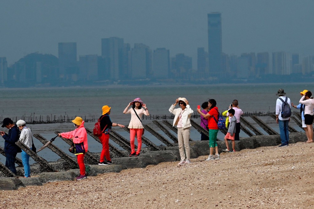 Tourists in October 2020 stand alongside anti-landing spikes on one of the Quemoy islets, with Xiamen on mainland China in the background. Taipei Mayor Ko Wen-je’s proposal to build a Xiamen-Quemoy bridge has drawn sharp criticism from other Taiwan politicians. Photo: AFP