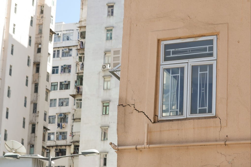 Cracks are seen on the outer wall of the first-floor unit of Man Yuen Building in Jordan. Photo: Edmond So