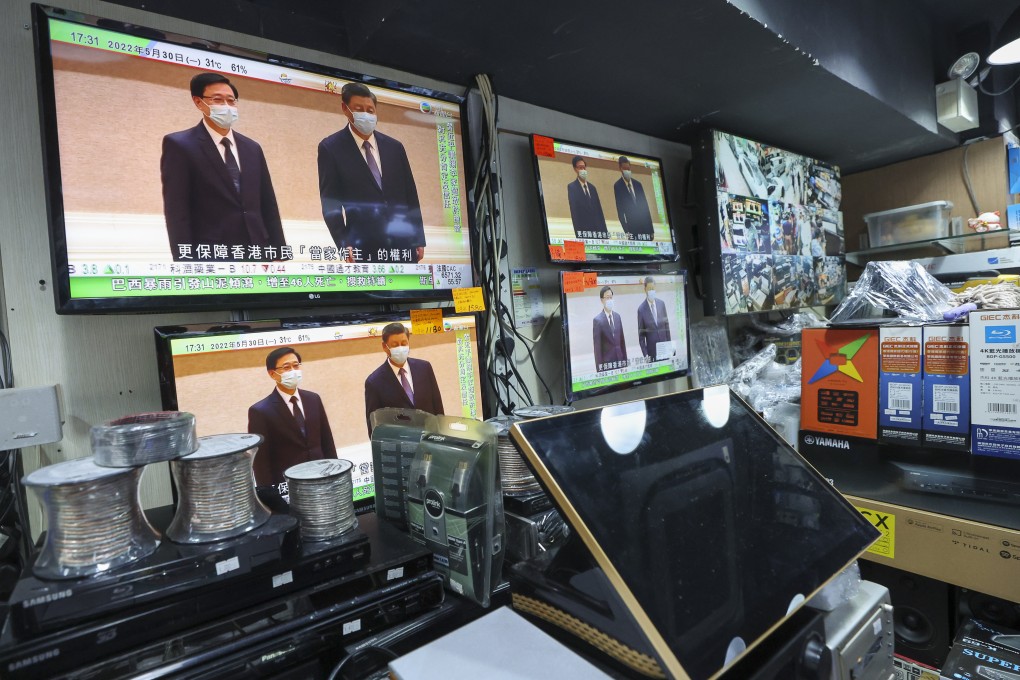 Screens at an electronics store in Sham Shui Po show President Xi Jinping having a meeting with Chief Executive-elect John Lee Ka-chiu in Beijing on May 30. Photo: Edmond So