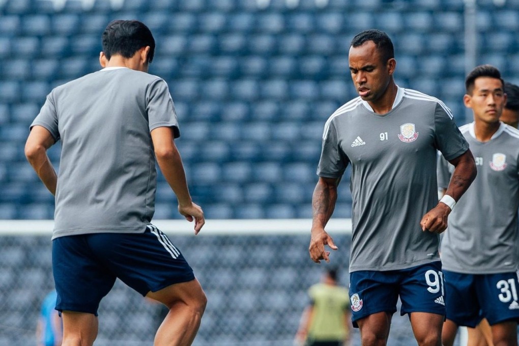 Gil Martins (right) warms up before the start of Lee Man’s AFC Cup Group J clash with Tainan City in Buriram on June 27, 2022. Photo: Lee Man