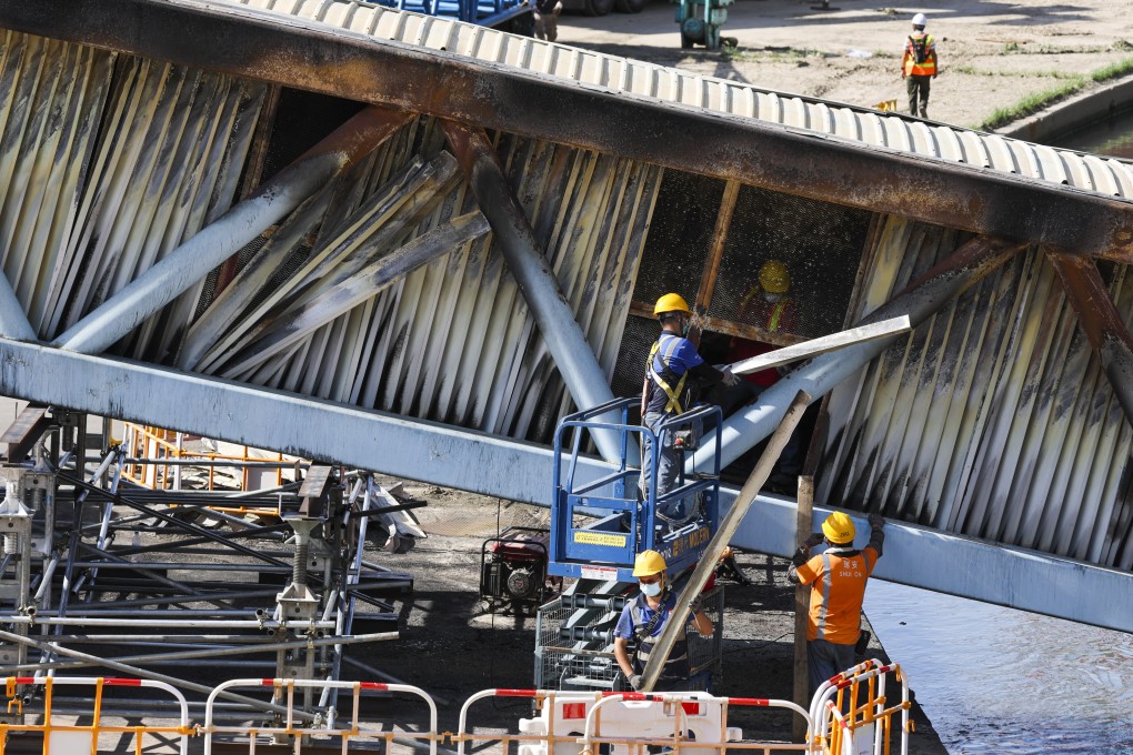 Workers fix the power cables that caught fire at Kwong Yip Street, Yuen Long. Photo: Edmond So