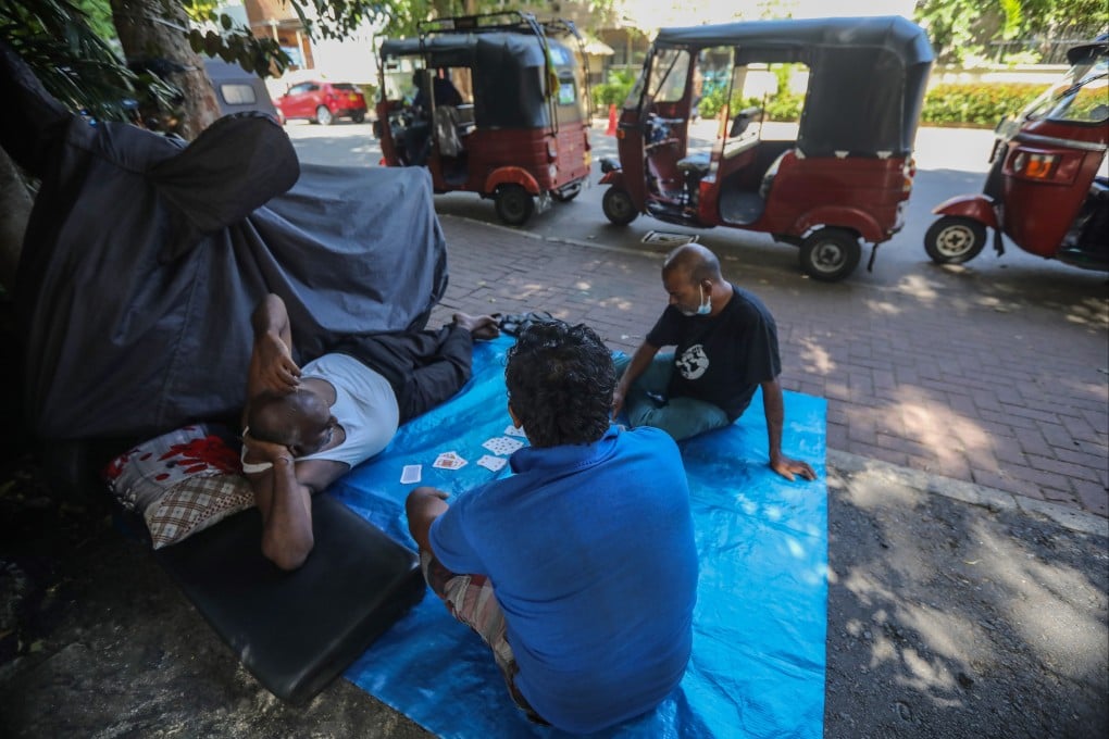 Sri Lankans are experiencing the longest fuel queues in their history due to a fuel shortage. Photo: EPA-EFE