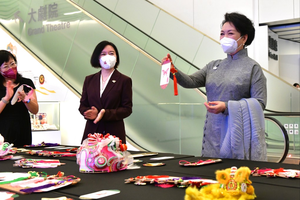 China’s first lady Peng Liyuan (right) at the Xiqu Centre on Thursday. Photo: ISD