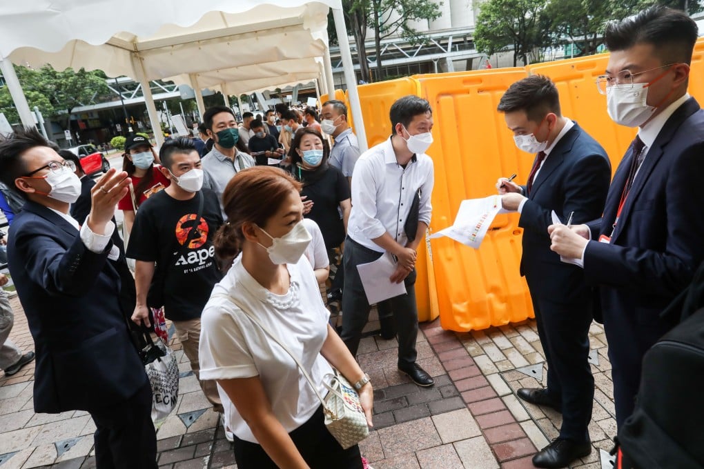 Buyers queued up for Villa Garda I in Lohas Park at Sino Land’s sales office at Empire Centre in Tsim Sha Tsui on 30 June 2022. Photo: Jonathan Wong