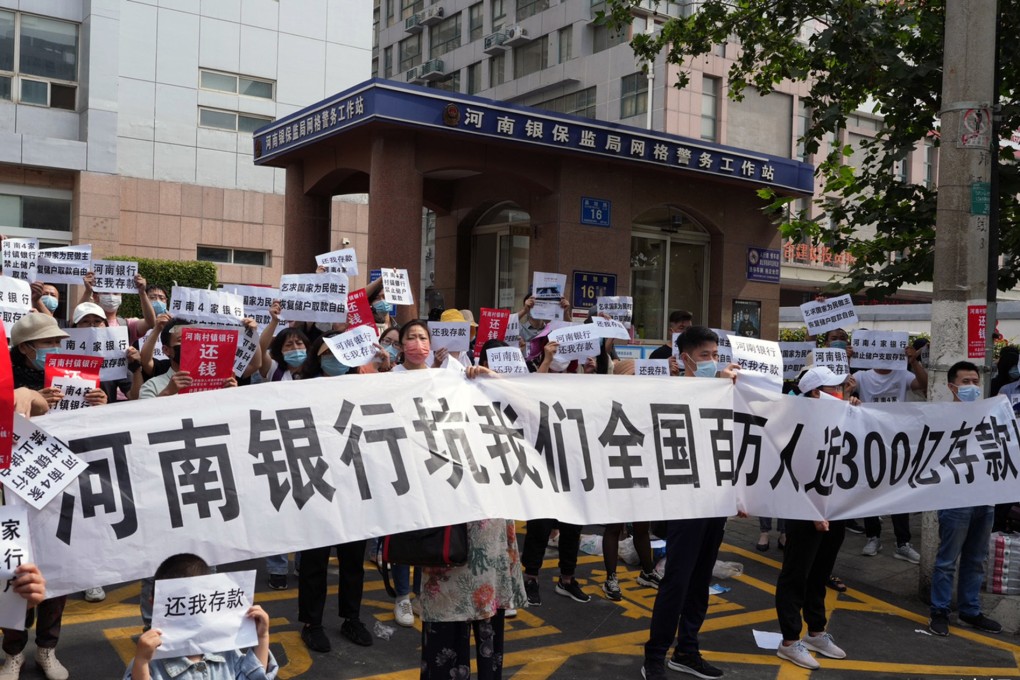 Protesters demand the return of their money in front of the Henan branch of the China Banking and Insurance Regulatory Commission in Zhengzhou city, central China’s Henan province. A cash crisis at four rural Henan banks highlights the vulnerability of rural lenders. Photo: Weibo