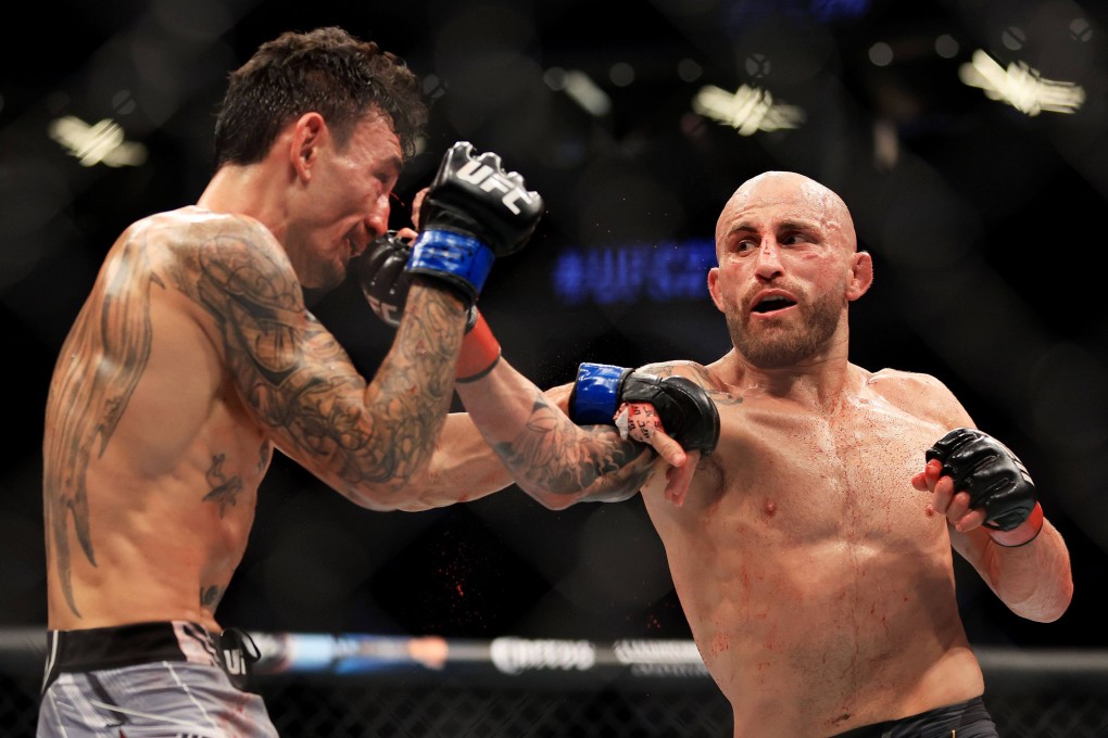 Alexander Volkanovski of Australia punches Max Holloway in their featherweight title bout at UFC 276. Photo: AFP