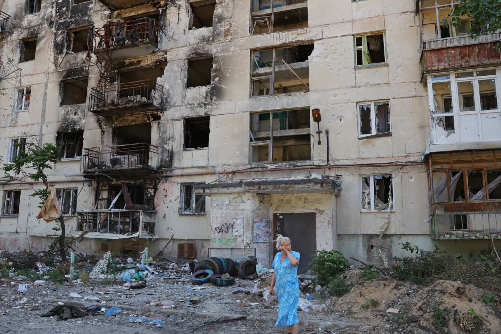 A resident stands in front of a heavily damaged residential building in Sievierodonetsk, Ukraine. Photo: Reuters