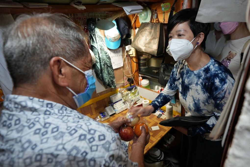 Secretary for Housing Winnie Ho visits ‘cage homes’. Photo: Handout
