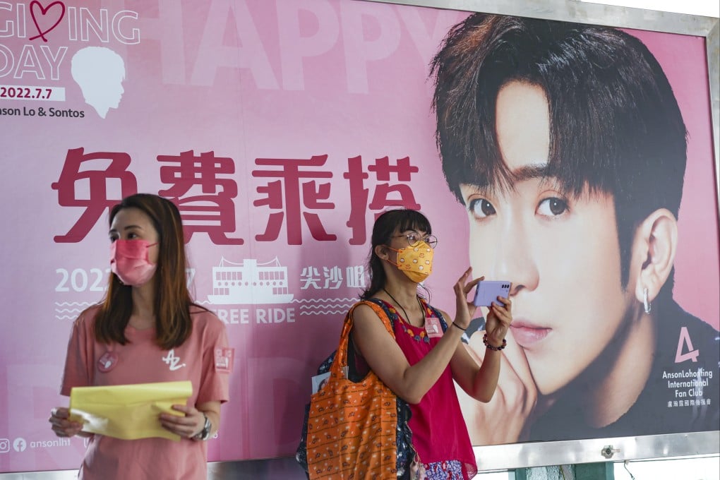 People enjoy a free ride day on the Star Ferry between Tsim Sha Tsui and Central paid for by fans of Mirror star Anson Lo mark his 27th birthday.
Photo: Yik Yeung-man.