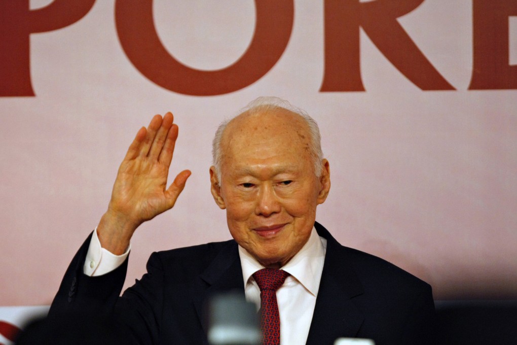 Lee Kuan Yew, then minister mentor of Singapore, waves as he arrives for a symposium in New Delhi on December 16, 2009. Photo: AFP