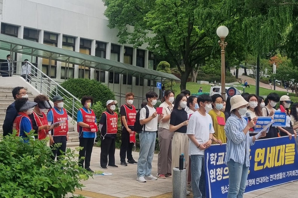 Kim Hyun-ok, branch president of the Korean Public Service and Transport Workers’ Union at Seoul’s prestigious Yonsei University, speaks at a press conference on Wednesday attended by union members and supporting students as well as the media. Photo: David D. Lee