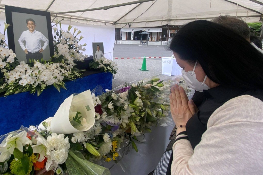 Mourners pay tribute to late former Japanese prime minister Shinzo Abe at a makeshift memorial at the Zojoji temple, in Tokyo, on July 12. Photo: Bloomberg