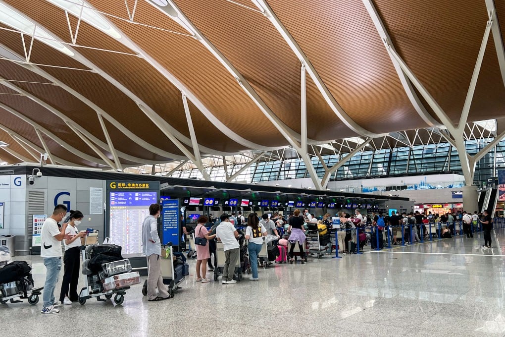 Chinese students and expatriates queue up to fly abroad after Shanghai Pudong airport allowed a handful of international flights on June 30. Photo: Ann Cao