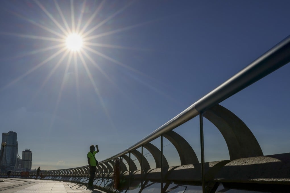 Very hot weather in Hong Kong, viewed from Wan Chai waterfront promenade. 12JUL22 SCMP / Nora Tam