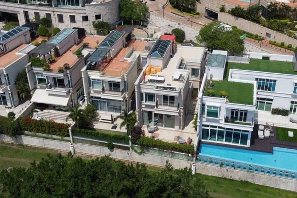 House 17 (second from right) at the Bel-Air Residences in Pok Fu Lam, near the Bel-Air Apartments in Cyberport, sold for a record HK$363 million after the foreclosed villa was put on the market by receivers. Photo: Handout