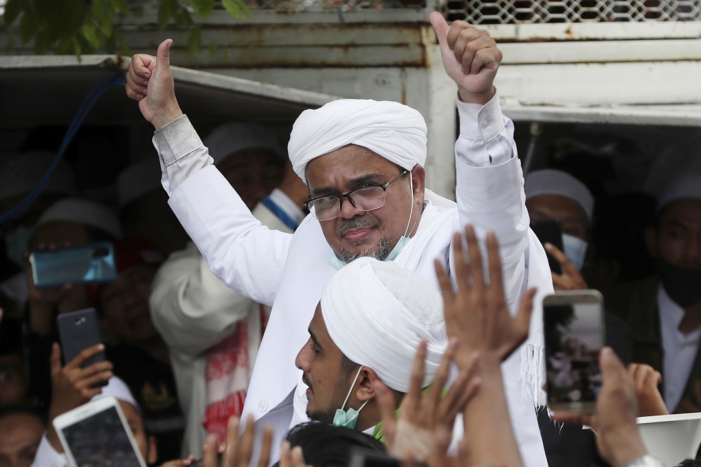 Islamic cleric Rizieq Shihab gestures to his followers in Jakarta after arriving in Indonesia from Saudi Arabia in November 2020. Photo: AP