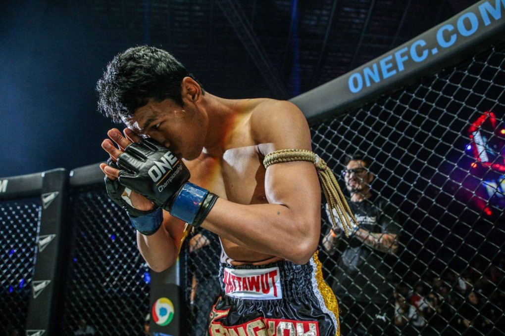 Thailand’s Jo Nattawut bows before a Muay Thai fight in the ONE Championship Circle. Photo: ONE Championship.