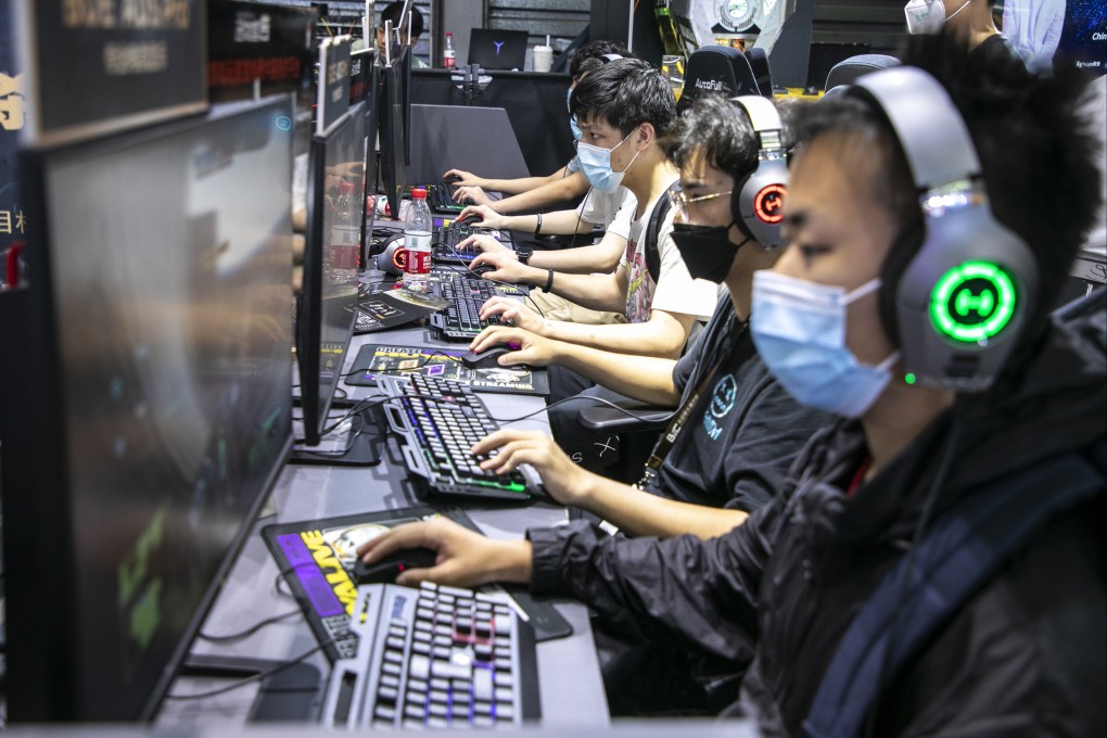 People play online games during Shanghai’s ChinaJoy game show in 2021. Photo: VCG/VCG