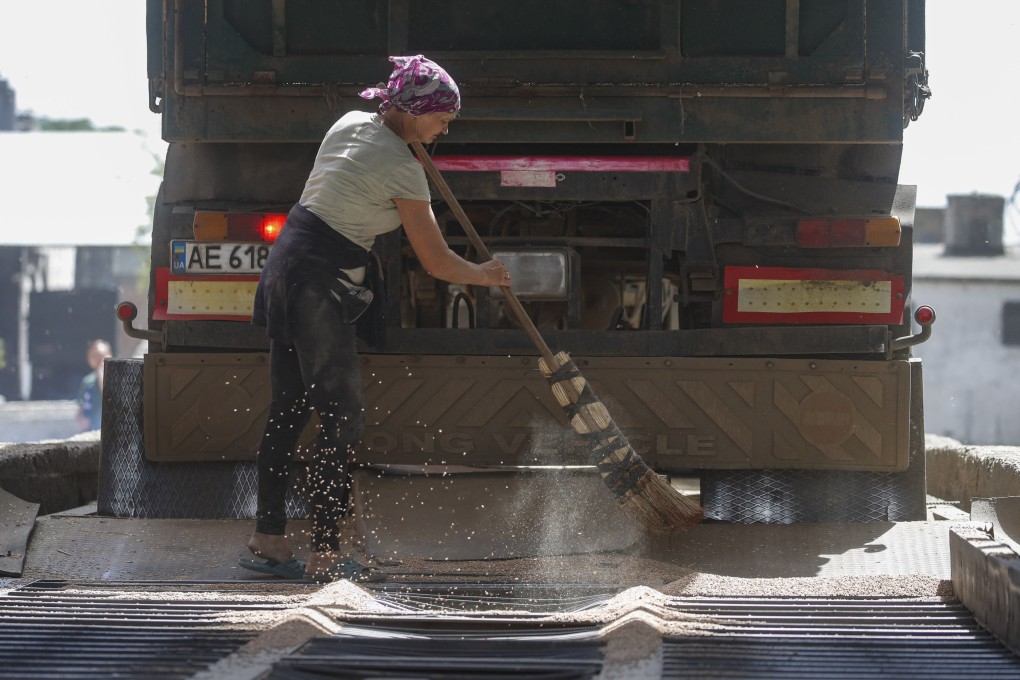 A woman finishes unloading wheat from a truck at a grain storage facility in Ukraine’s southeastern Zaporizhia region on July 14. Photo: EPA-EFE