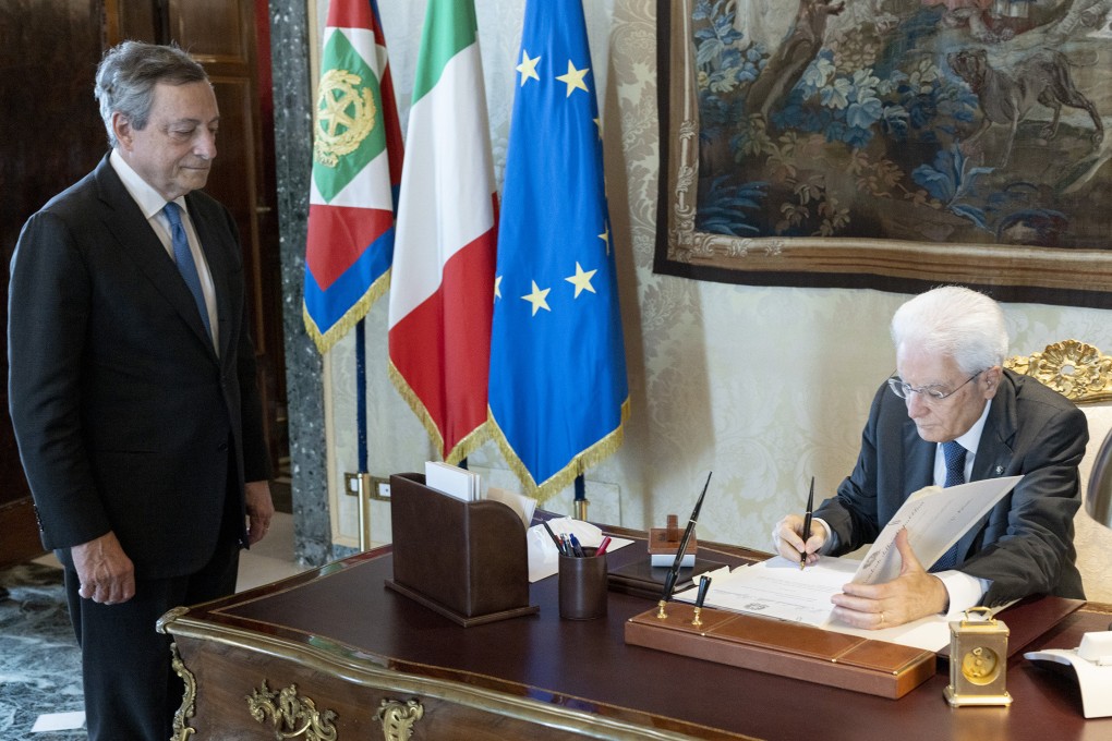 Italian President Sergio Mattarella (right) signs the document to dissolve parliament in front of Italy’s resigning Prime Minister Mario Draghi on Thursday. Photo: Italian presidency via dpa