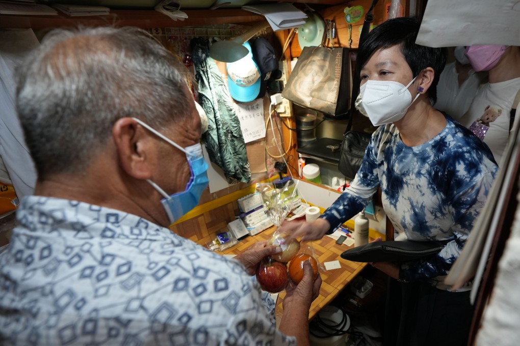 Secretary for Housing Winnie Ho visits 76-year-old Lee Kwan-for who lives in a subdivided flat in Sham Shui Po. Photo: Handout