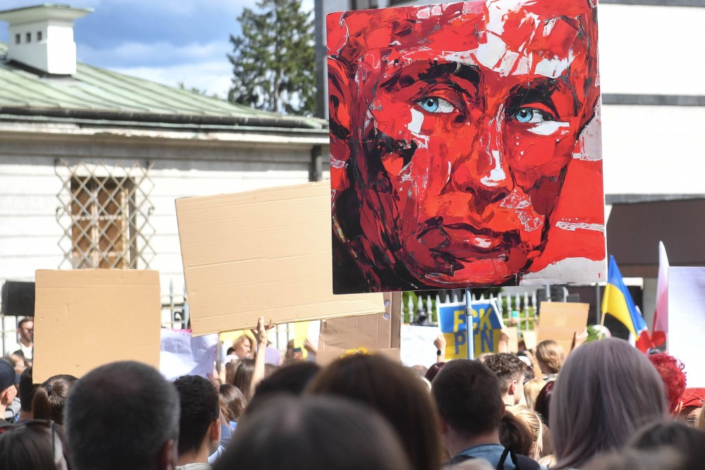 People protest in front of the Russian embassy in Warsaw, Poland, on July 17, demanding tougher sanctions against Russia in response to its invasion of Ukraine. Photo: EPA-EFE