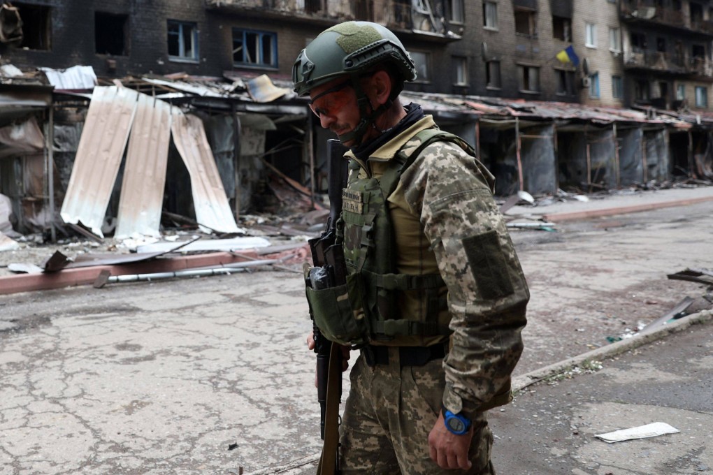 A Ukrainian serviceman passes by destroyed buildings in the Ukrainian town of Siversk, Donetsk region, eastern Ukraine. Photo: AFP