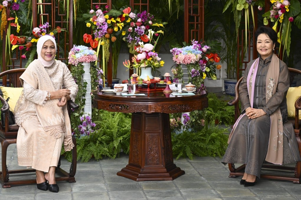 Indonesia’s first lady Iriana Joko Widodo (left) and her Chinese counterpart Peng Liyuan watch a performance at the Diaoyutai State Guest House in Beijing on Tuesday. Photo: Xinhua