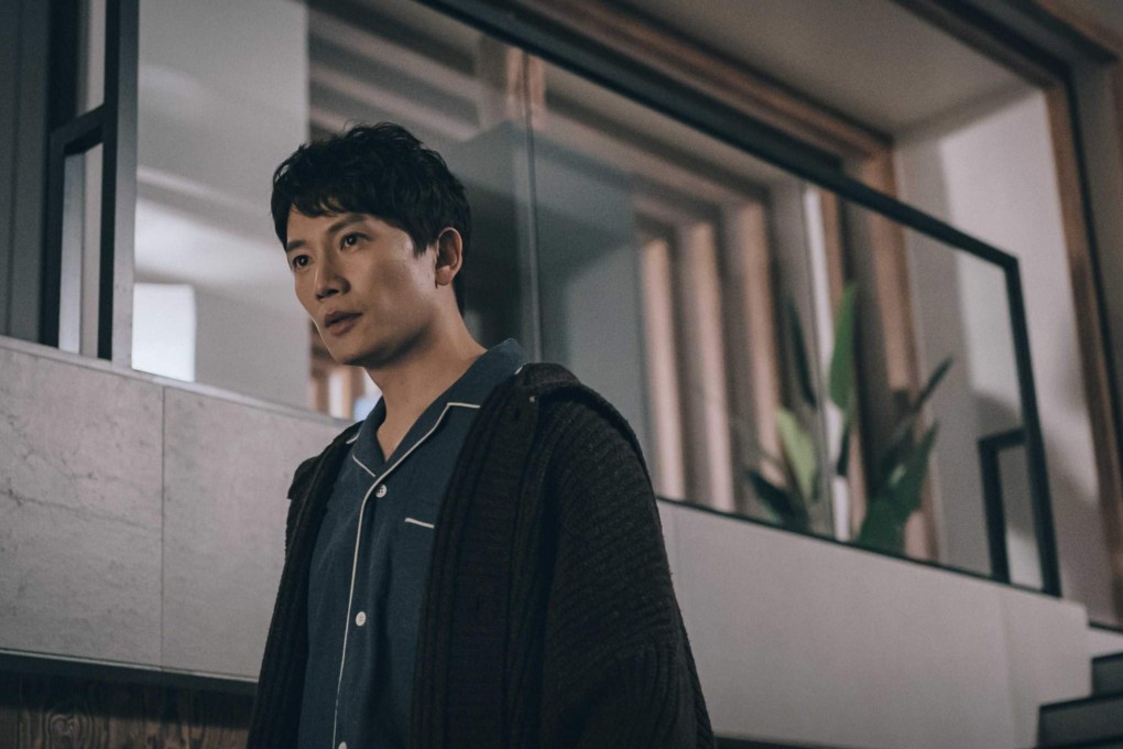 Ji Sung stars as a pair of twins, one a best-selling author and the other a cocky prosecutor, in K-drama Adamas.