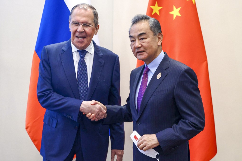 Wang Yi held a rare mask-free photo opportunity with his “trusted friend” Sergey Lavrov. Photo: EPA-EFE