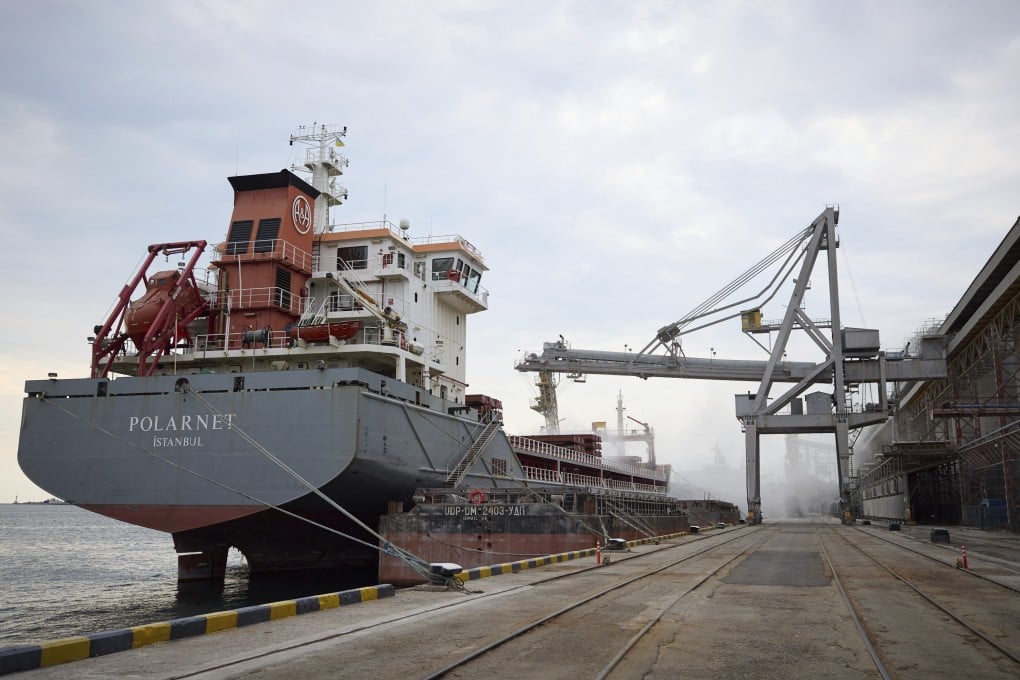A cargo ship is being loaded with Ukrainian grain in a port in the Odesa region. Photo: AP