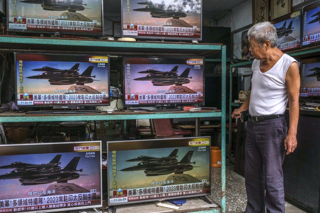 Televisions show news reports on the US Air Force in Taipei on Tuesday ahead of a potential visit by US House Speaker Nancy Pelosi. Photo: Bloomberg