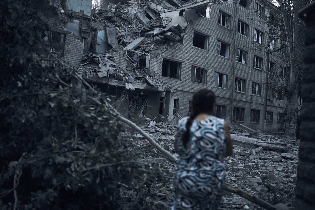 A Ukrainian woman walks amid the debris of a residential building following night shelling in Mykolaiv, Ukraine, on August 2. Photo: AP