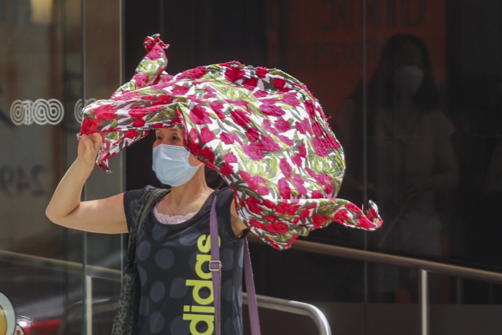 Harsh summer sun beats down on pedestrians in Kwun Tong. Photo: Xiaomei Chen