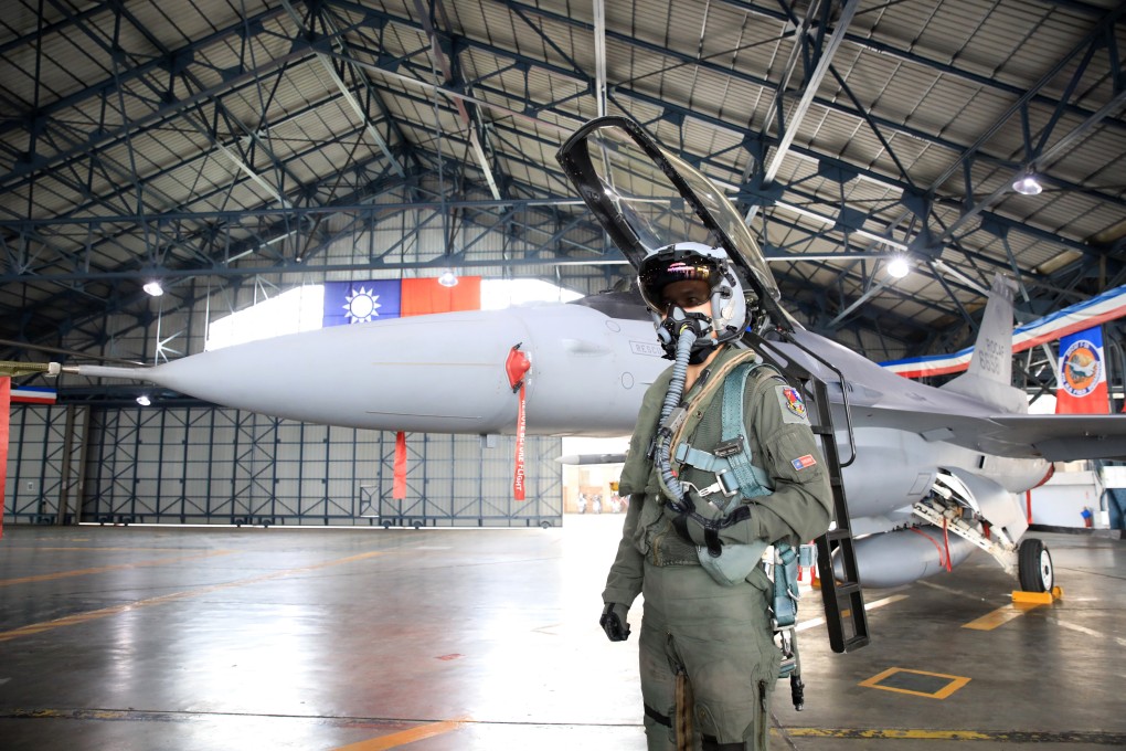 A Taiwanese air force pilot in front of a F-16V fighter jet during a military training exercise in Chiayi County, Taiwan on Jan. 5. Photo: Bloomberg