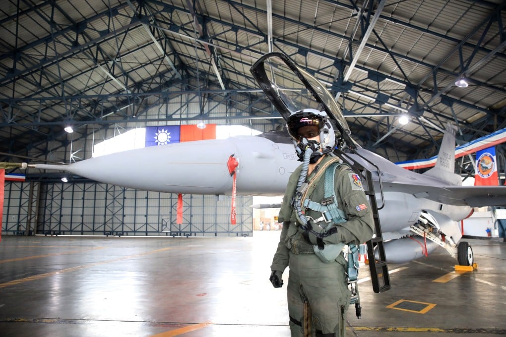 A Taiwanese air force pilot in front of a F-16V fighter jet during a military training exercise in Chiayi County, Taiwan on Jan. 5. Photo: Bloomberg