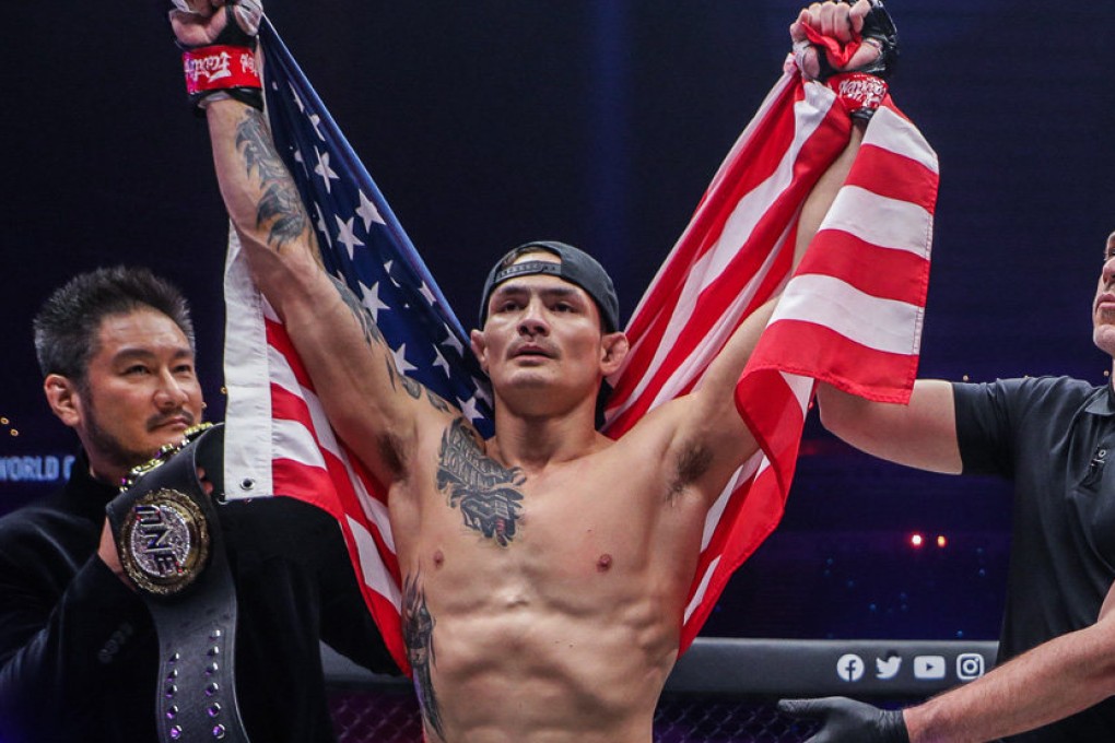 ONE Chairman and CEO Chatri Sityodtong places the featherweight title on Thanh Le’s shoulder. Photos: ONE Championship.